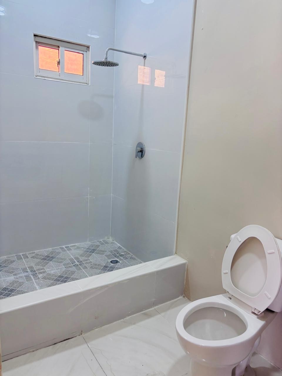 La Jalousie apartment bathroom