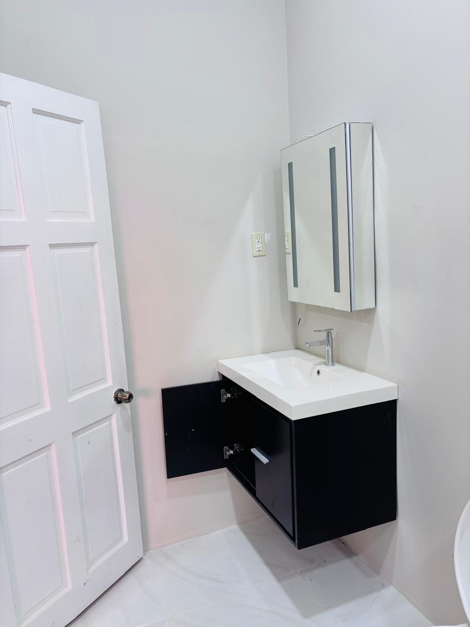 La Jalousie apartment bathroom sink